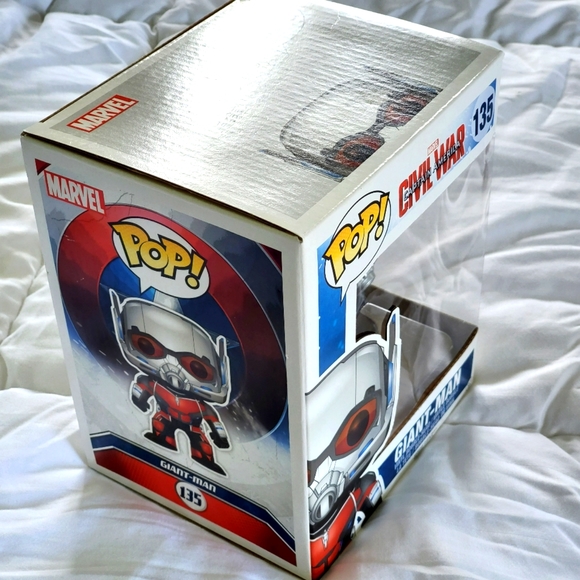MARVEL Civil War Giant Ant-Man FUNKO POP #135 (Vaulted) - Picture 3 of 5